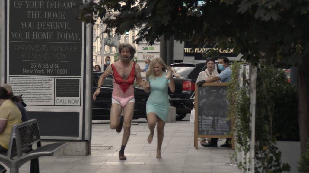 Sacha Baron Cohen e Maria Bakalova no filme 'Borat: Fita de Cinema Seguinte'