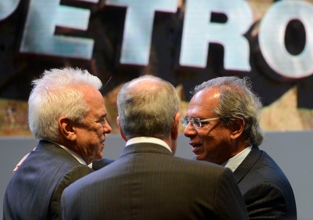 Roberto Castello Branco e o ministro da Economia Paulo Guedes durante posse