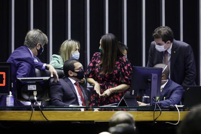Câmara dos Deputados adia votação da PEC da Imunidade Parlamentar