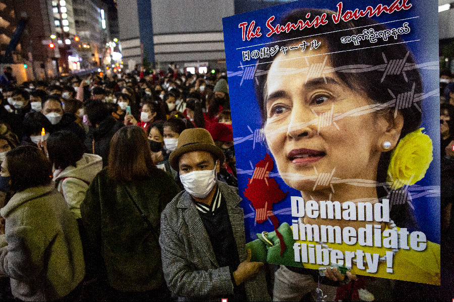 Protesto em Mianmar contra golpe militar e pela libertação de Suu Kyi
