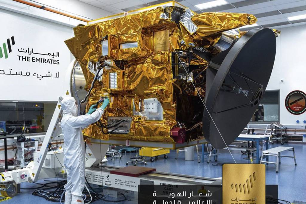 TECNOLOGIA - Técnico trabalha na primeira sonda orbital árabe: feito inédito -