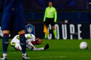 Neymar soefrue lesão em partida contra o Caen, pela Copa da França