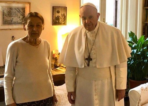 Papa Francisco visita escritora húngara sobrevivente do holocausto