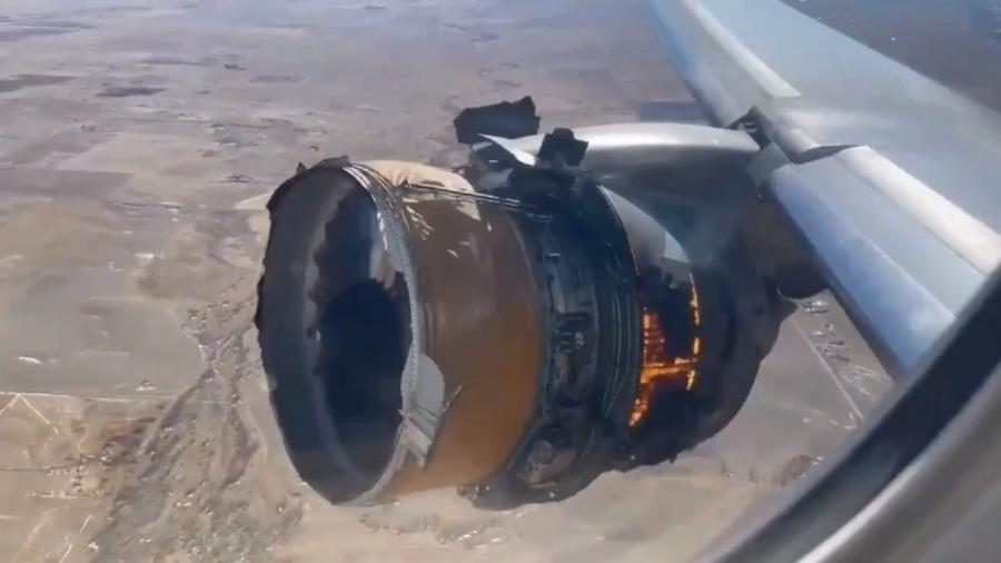 Momento em que turbina de um Boeing da United Airlines pega fogo -