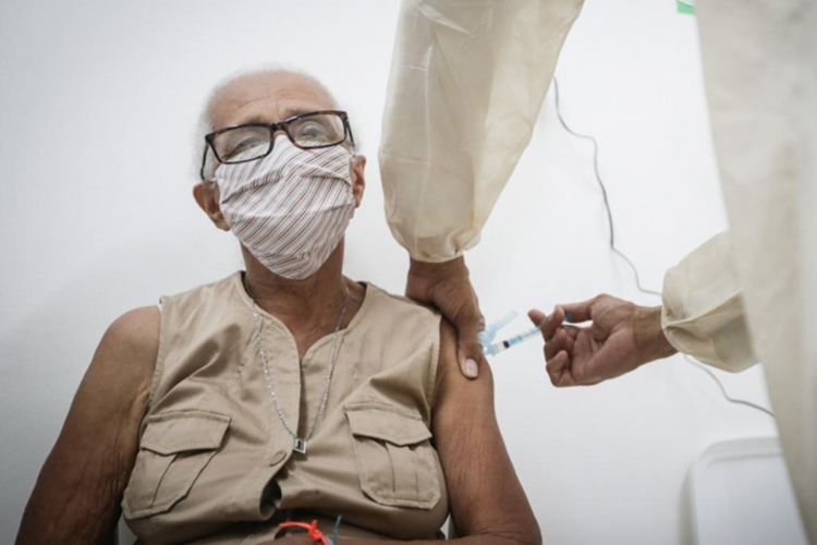 Aplicação de vacinas em idosos contra a Covid-19, no Centro de Vacinação Guilherme Abath, no Hipódromo, em Recife -