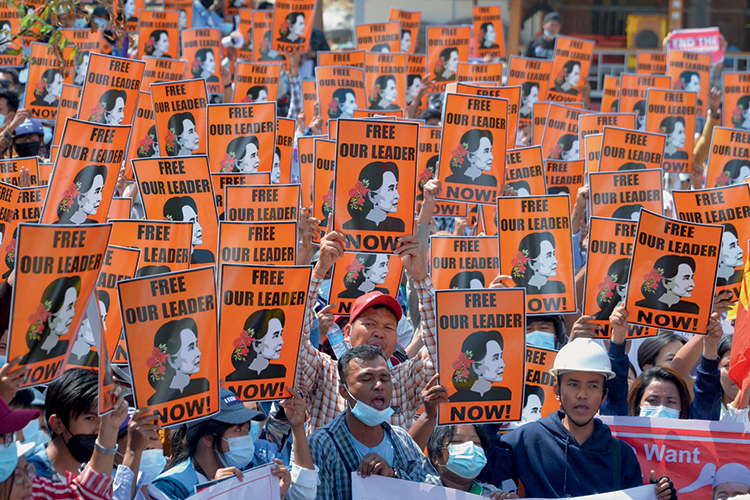 LIBERTEM NOSSA LÍDER - Manifestantes erguem cartazes pró-Suu Kyi: cresce a oposição a ditaduras na Ásia -