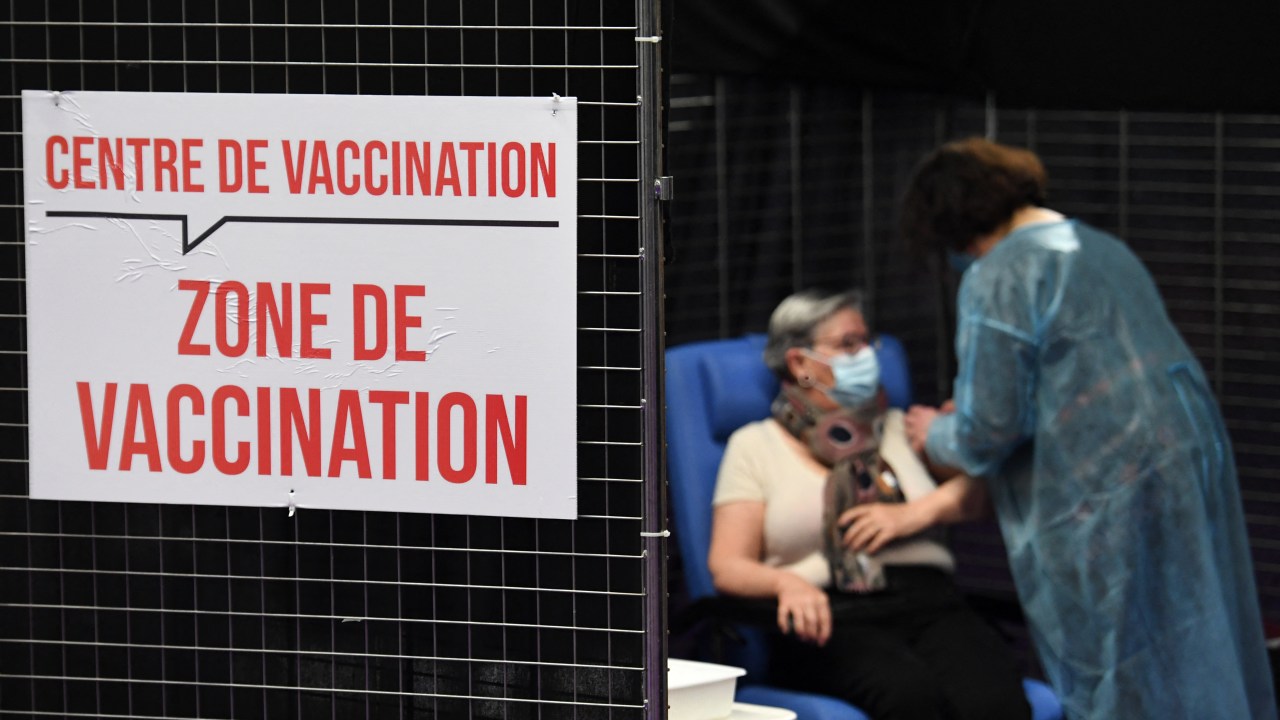 Mulher recebe dose de vacina contra a Covid-19 em centro de vacinação em Garlan, França. 02/03/2021