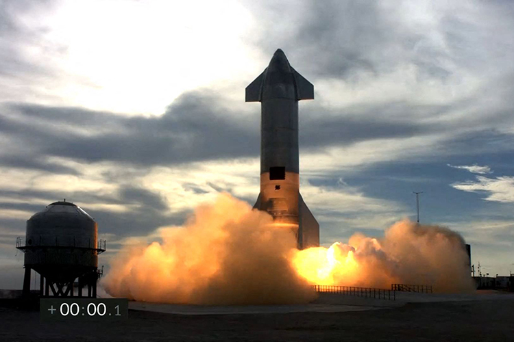 Imagens da SpaceX mostram o protótipo Starship SN10 durante o segundo vôo de teste do dia nas instalações da SpaceX, no sul do Texas -