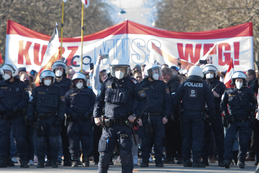Agentes de segurança tentam dispersar milhares de manifestantes que foram às ruas de Viena protestar contra medidas restritivas impostas pela pandemia