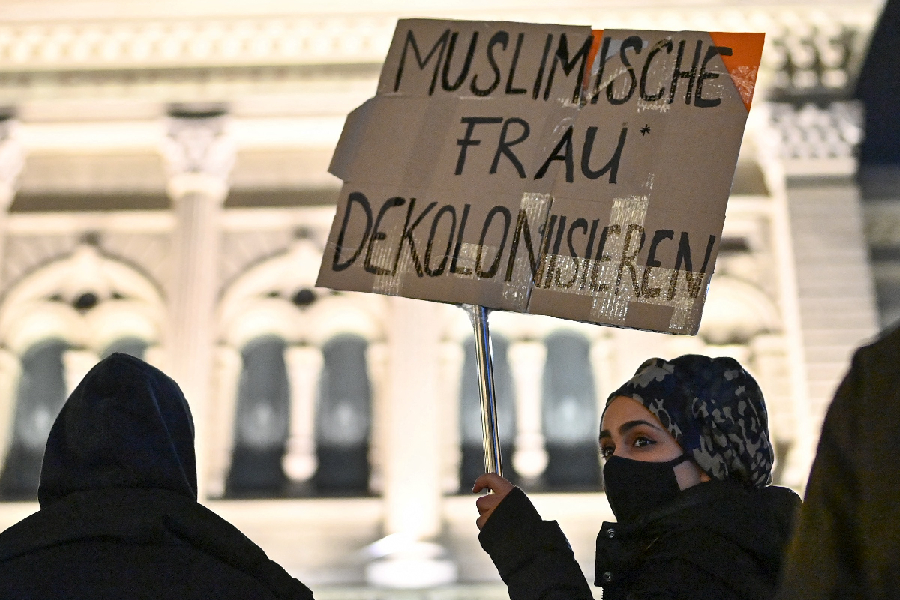 Muçulmanos protestam contra projeto de lei que proíbe uso de véu para cobrir o rosto na Suíça