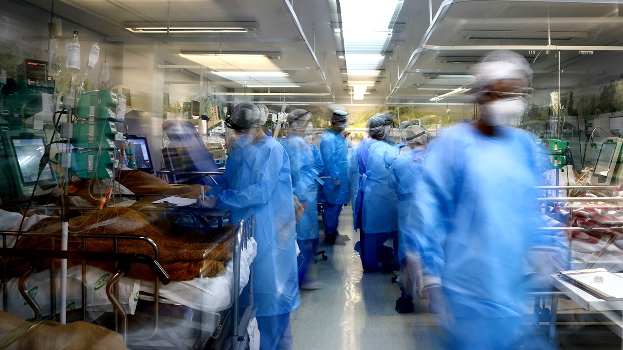 Profissionais de saúde atendem pacientes infectados pelo COVID-19 no pronto-socorro do hospital Nossa Senhora da Conceição, em Porto Alegre (RS)