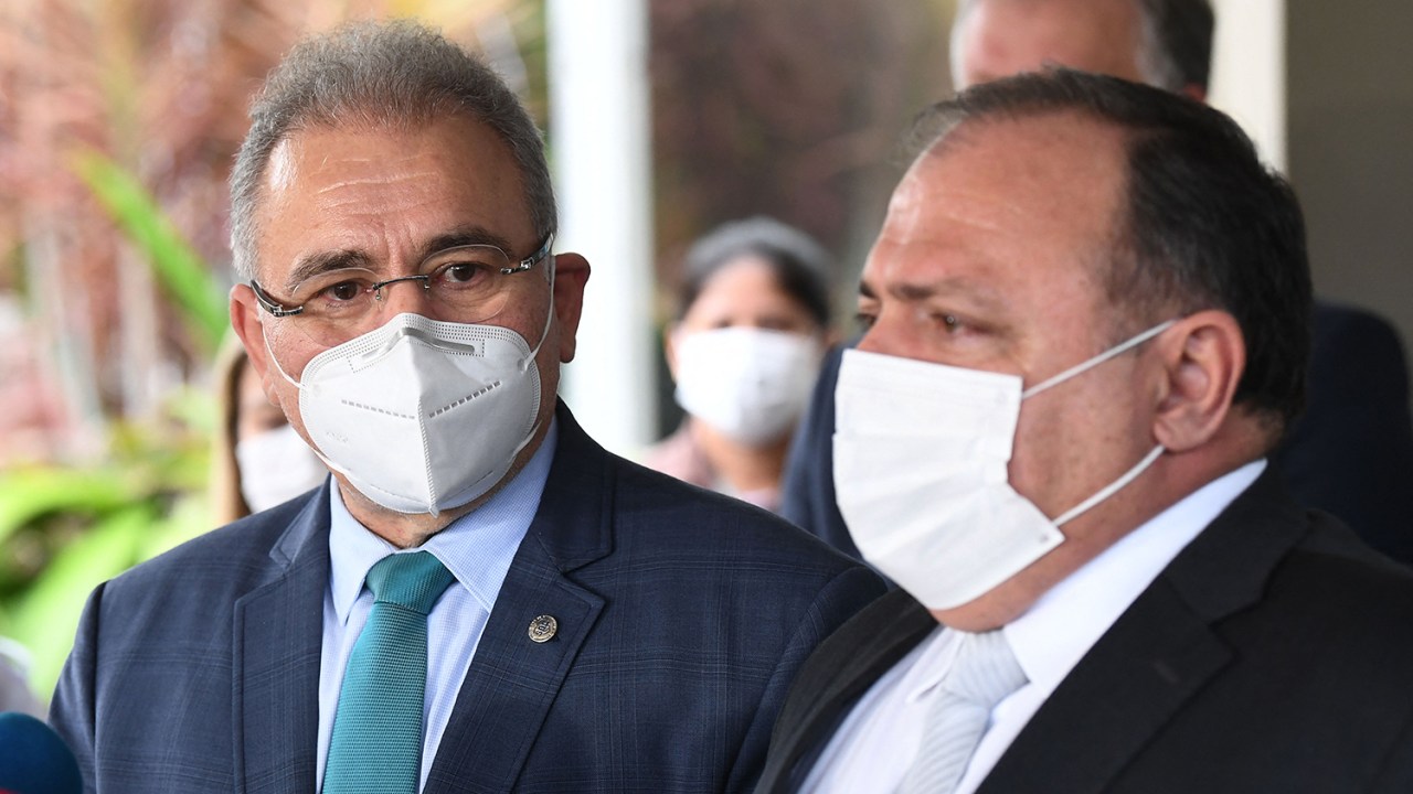 O novo ministro da Saúde, Marcelo Queiroga, ao lado do General Eduardo Pazuello -