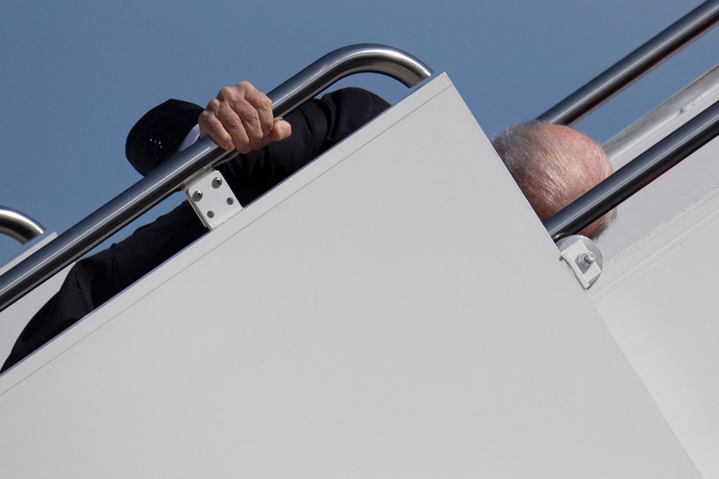 Presidente dos EUA, Joe Biden, tropeça ao entrar no Air Force One. 19/03/2021