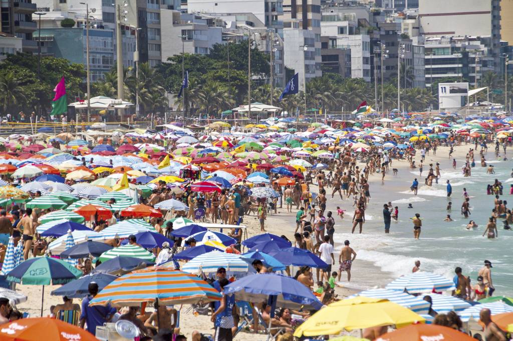 PRAIA CHEIA - Orla carioca no domingo 14: vida aparentemente normal -