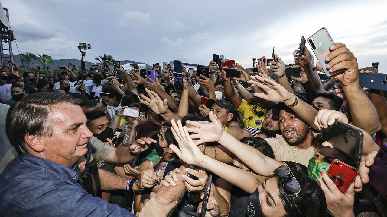 SEM NOÇÃO - Bolsonaro em mais uma aglomeração: o negacionismo do presidente continua em alta -
