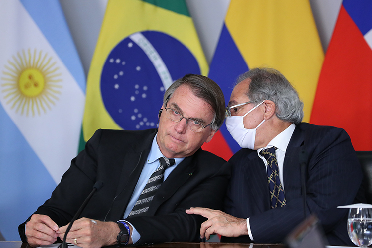 Jair Bolsonaro e Paulo Guedes durante a Reunião Extraordinária de Presidentes do PROSUL por videoconferência -