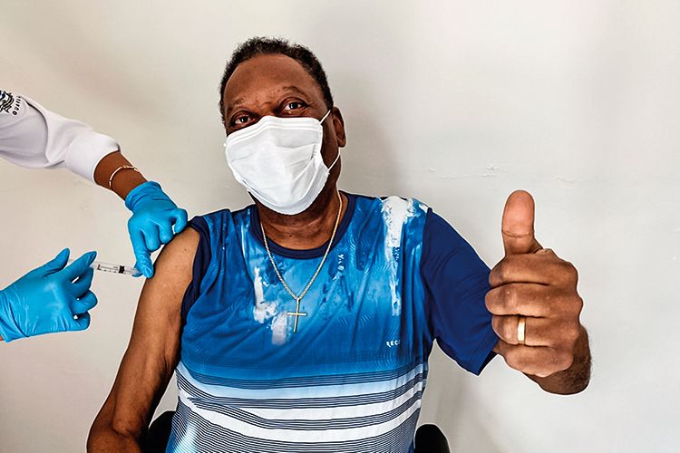 Pelé ao receber a primeira dose da vacina contra a Covid-19 -