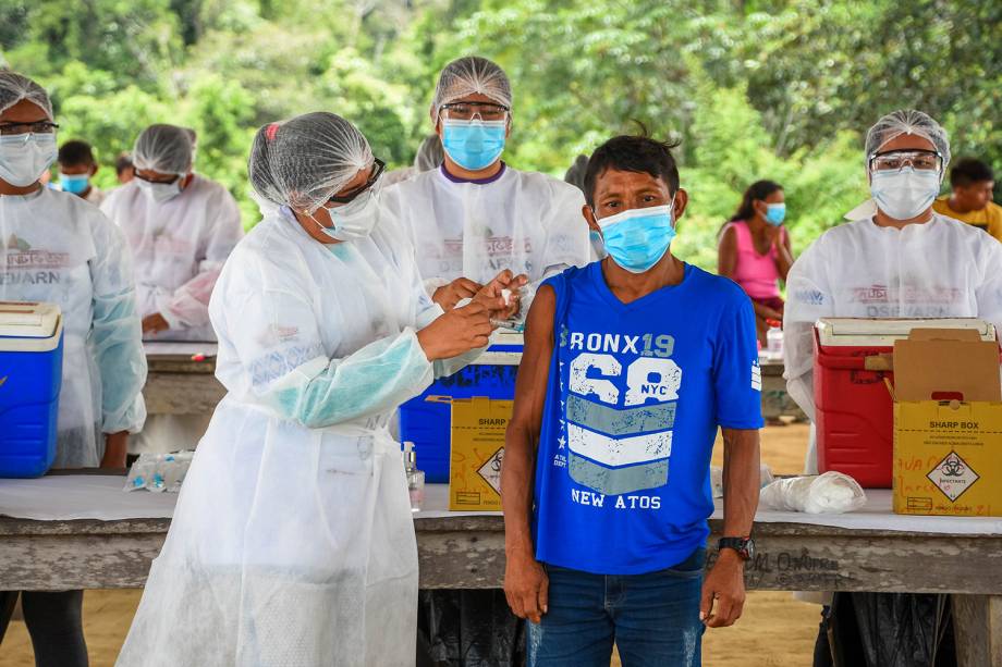 Vacinação contra a Covid-19 em tribos indígenas na Amazônia -