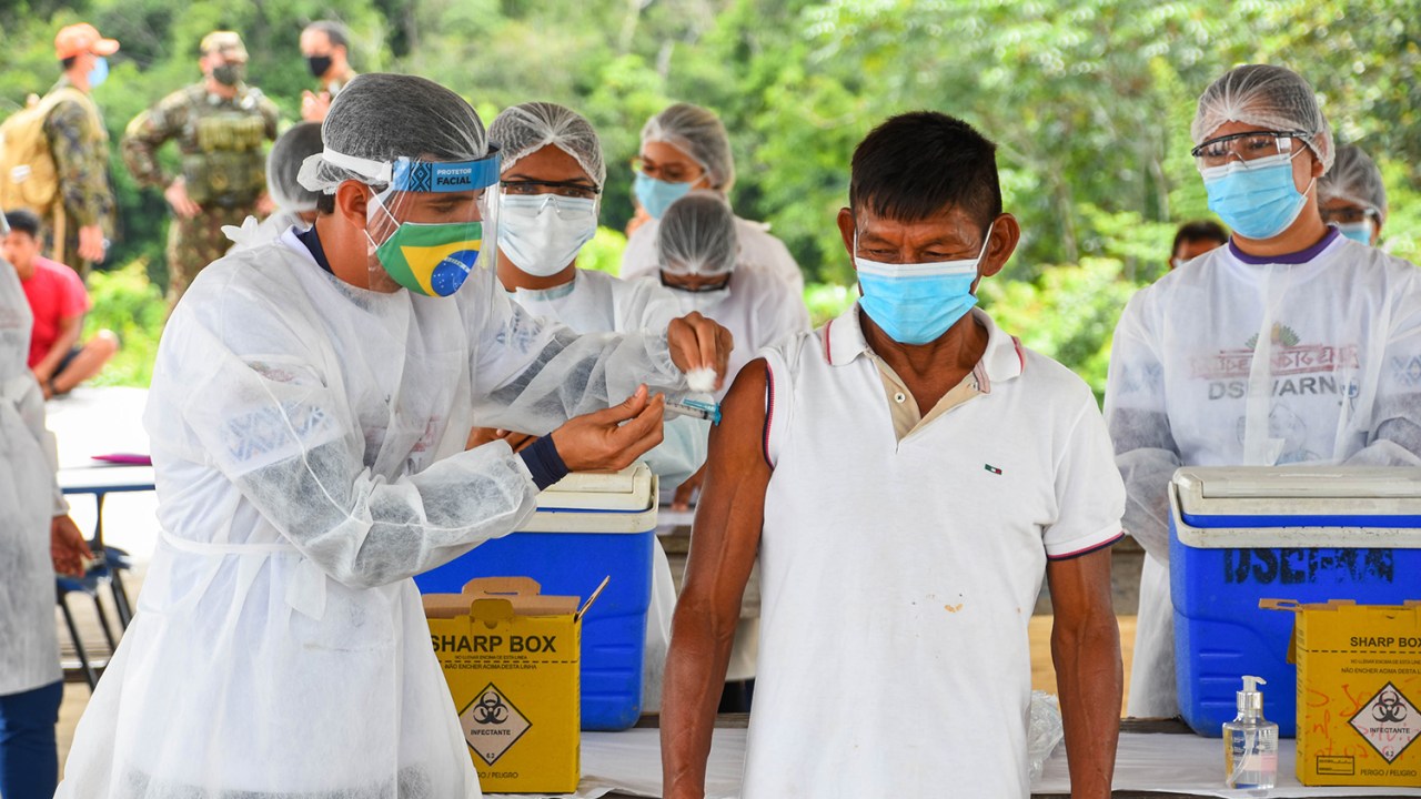 Vacinação contra a Covid-19 em tribos indígenas na Amazônia -