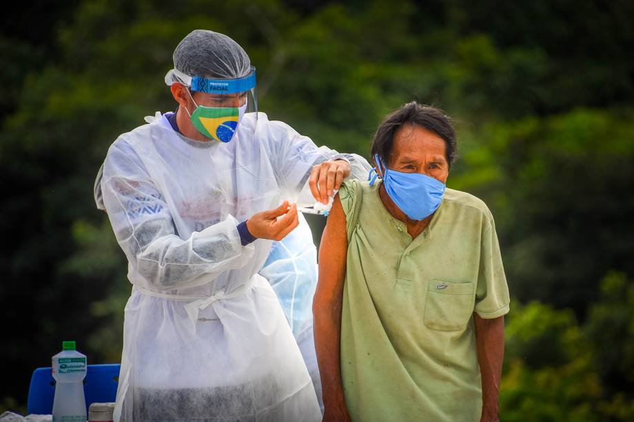 Vacinação contra a Covid-19 em tribos indígenas na Amazônia -