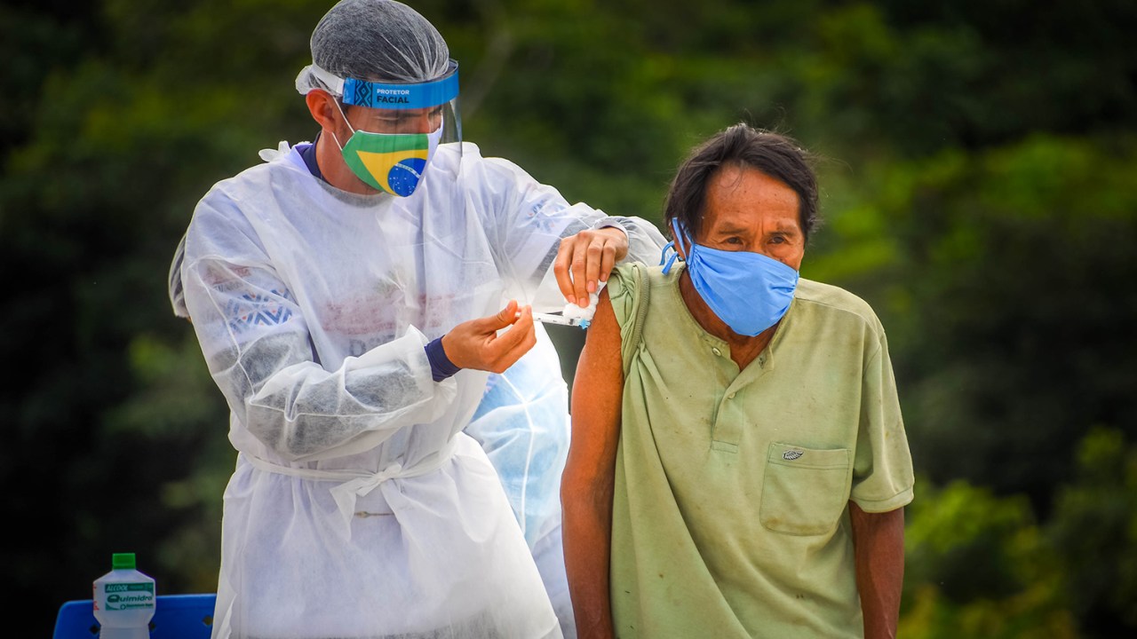 Vacinação contra a Covid-19 em tribos indígenas na Amazônia -