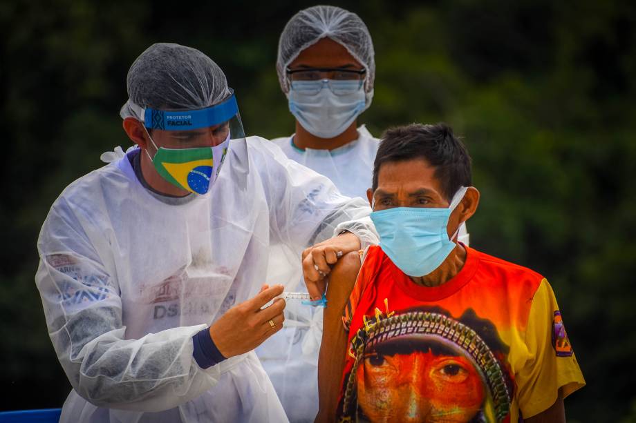 Vacinação contra a Covid-19 em tribos indígenas na Amazônia -