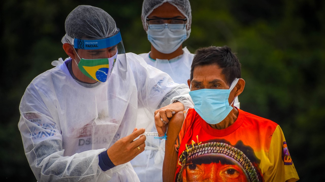 Vacinação contra a Covid-19 em tribos indígenas na Amazônia -