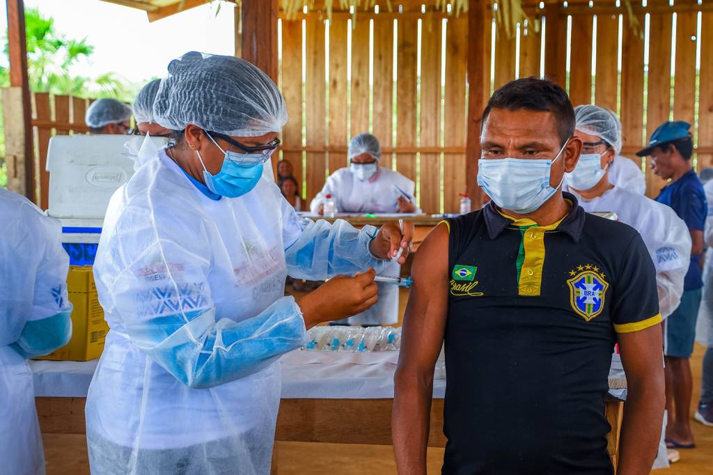 Vacinação contra a Covid-19 em tribos indígenas na Amazônia -