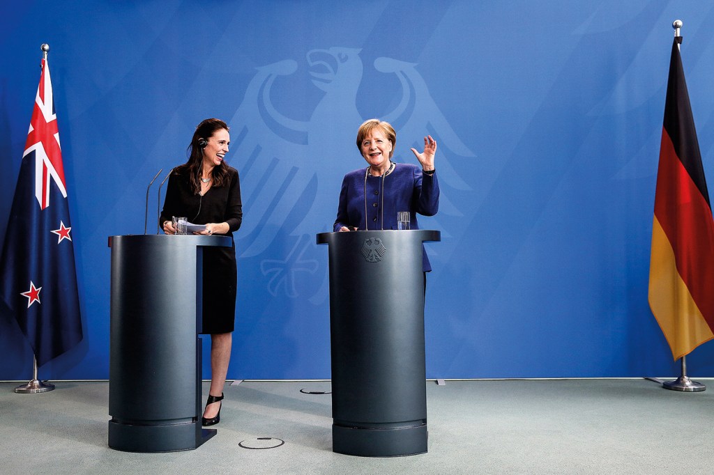 SUCESSO - Jacinda (à esq.), da Nova Zelândia, e Merkel, da Alemanha: exemplos de gestões eficientes -