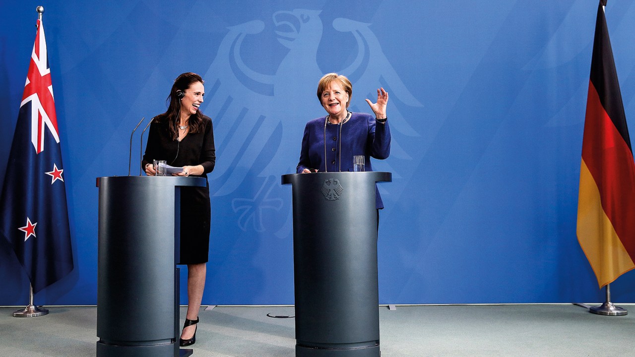 SUCESSO - Jacinda (à esq.), da Nova Zelândia, e Merkel, da Alemanha: exemplos de gestões eficientes -