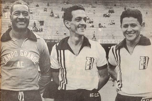 Ao lado de companheiros do Campo Grande, seu último clube na carreira, em 1962 -