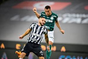 Breno Lopes na cabeceada que deu a vitória ao Palmeiras contra o Santos -