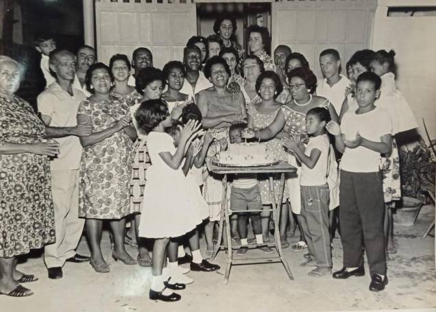 Barbosa com familiares e amigos em aniversário da esposa Clotilde -