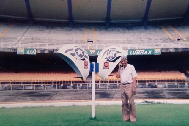 Barbosa no antigo orelhão do Maracanã, em visita ao estádio em 1996 -