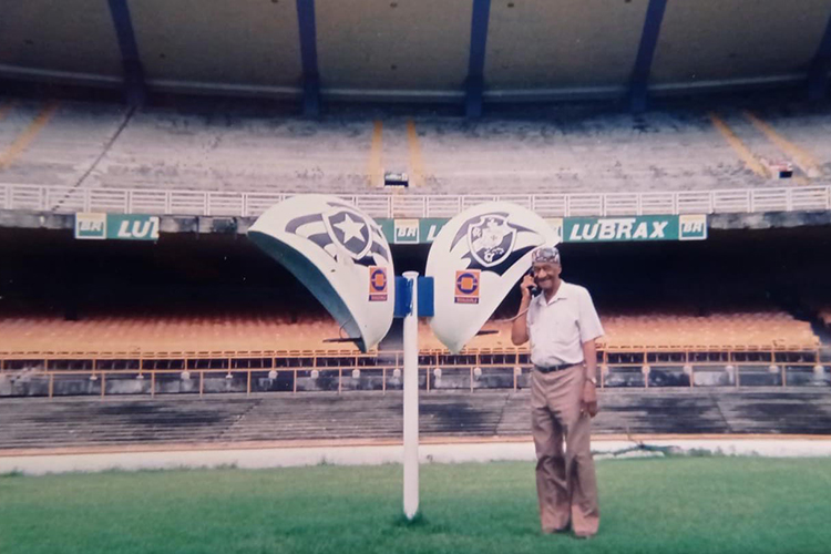 Barbosa no antigo orelhão do Maracanã, em visita ao estádio em 1996 -