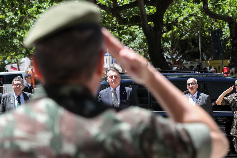 Com o vírus da anarquia, Bolsonaro perde apoio na cúpula militar