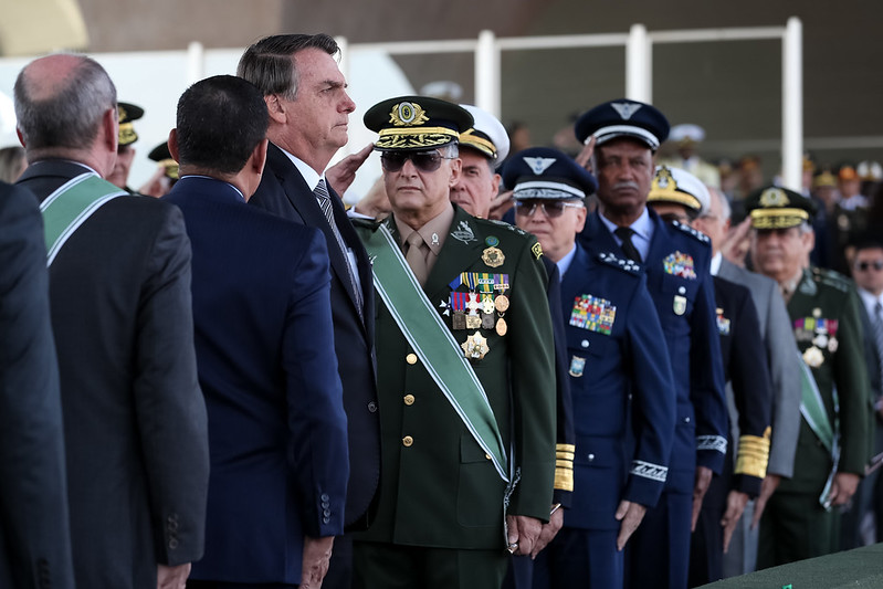 O presidente Jair Bolsonaro recebe continência do então comandante do Exército, Edson Leal Pujol
