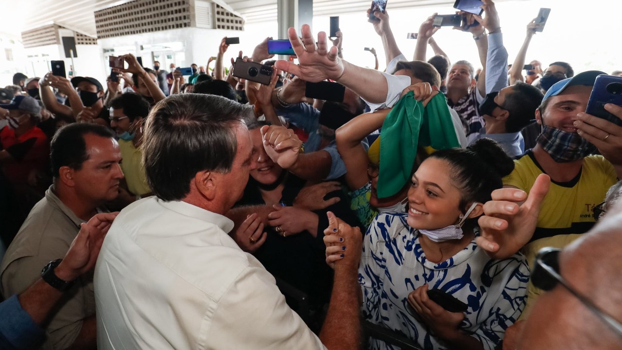 O presidente Jair Bolsonaro provoca aglomeração em Cascavel, no Paraná, estado que tem apenas 30,9% de isolamento social