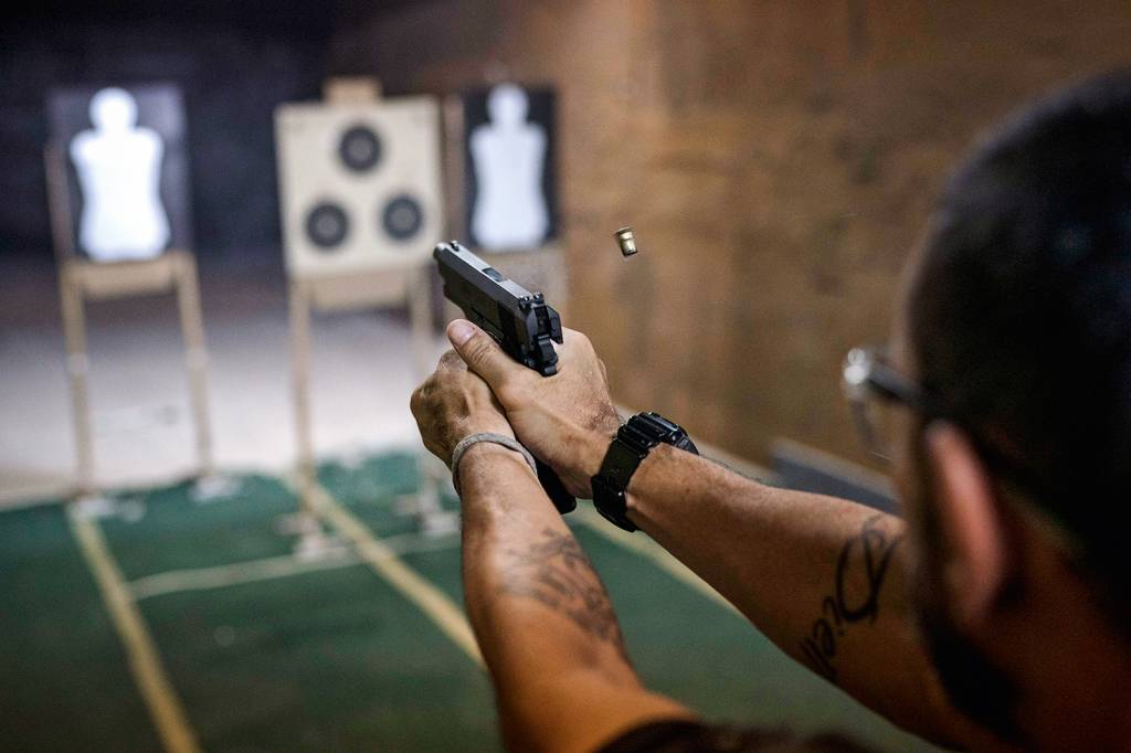 ESPORTE - Clube de tiro: dispositivos voltados para a prática recreativa são adaptados a armas de verdade -