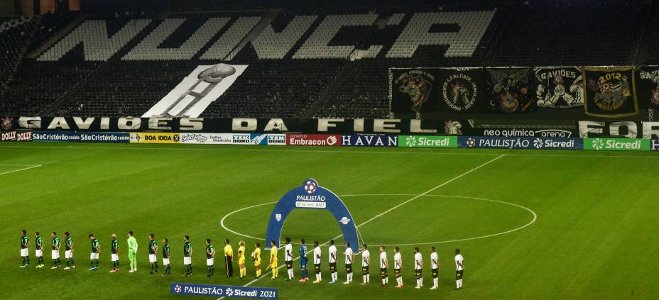 Equipes perfiladas antes do início do derby, na Neo Química Arena -