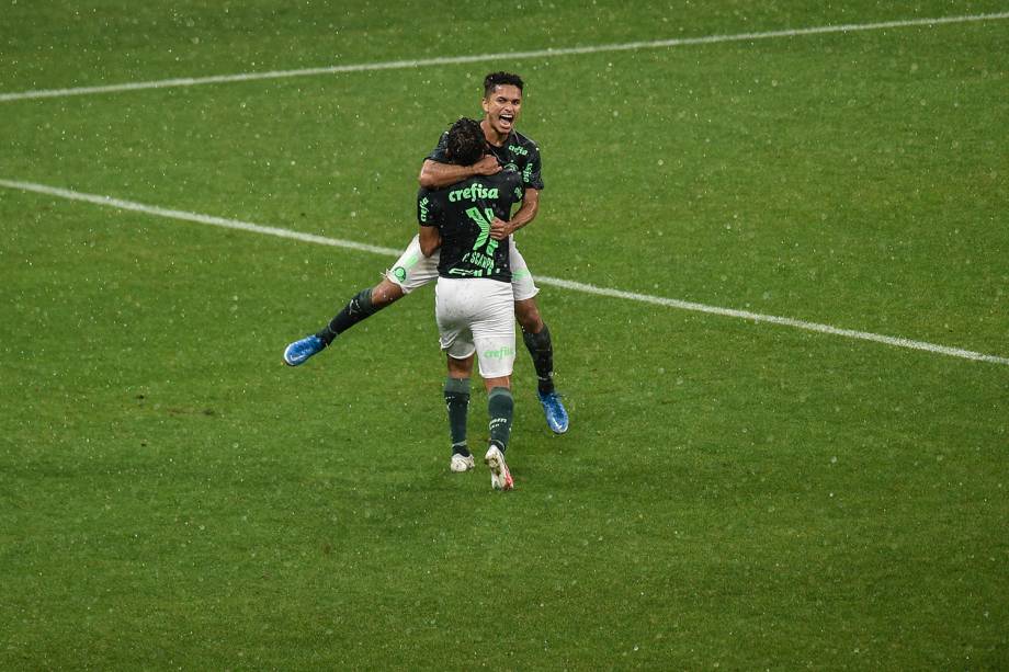 Gabriel Silva comemorando com Gustavo Scarpa o segundo gol alviverde -