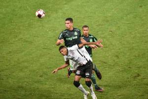 A forte chuva dificultou as duas equipes no primeiro tempo -