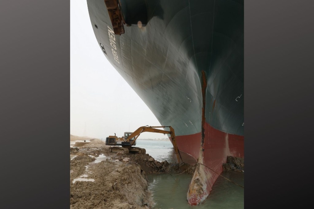 Retroescavadeiras foram usadas para começar a cavar parte do leito do Canal de Suez, onde um navio bloqueia a passagem desde terça-feira