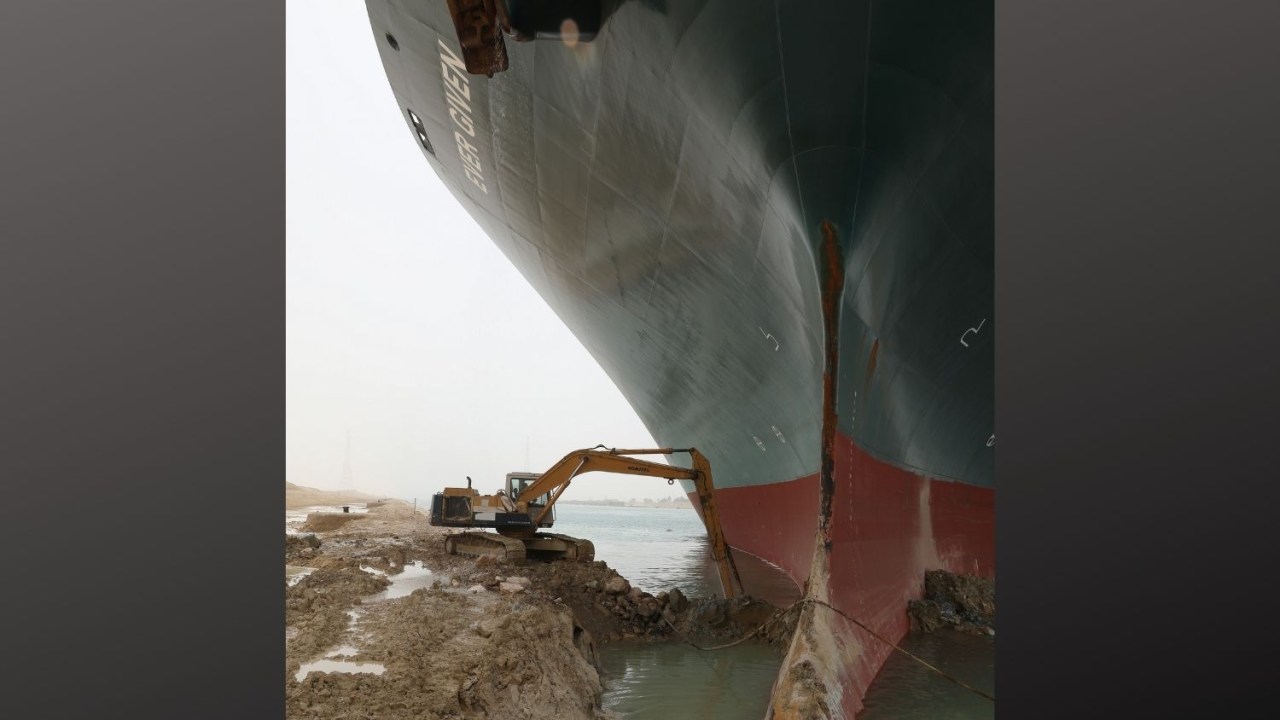 Retroescavadeiras foram usadas para começar a cavar parte do leito do Canal de Suez, onde um navio bloqueia a passagem desde terça-feira