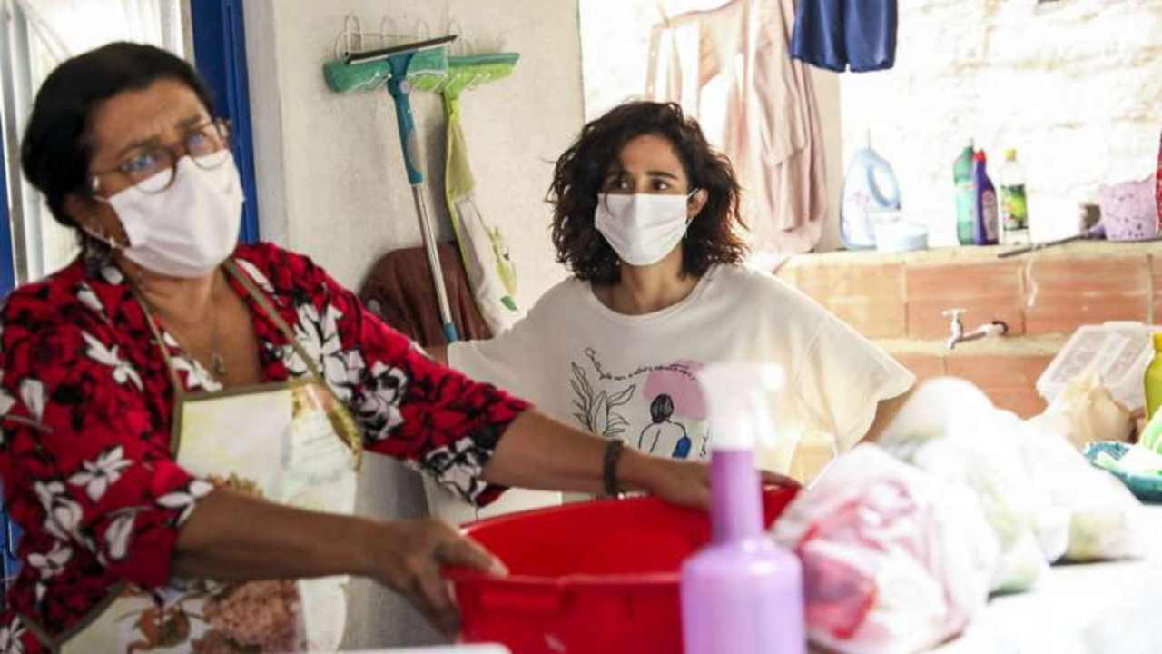 Regina Casé e Nanda Costa usam máscara e álcool em gel nas novas cenas de 'Amor de Mãe'