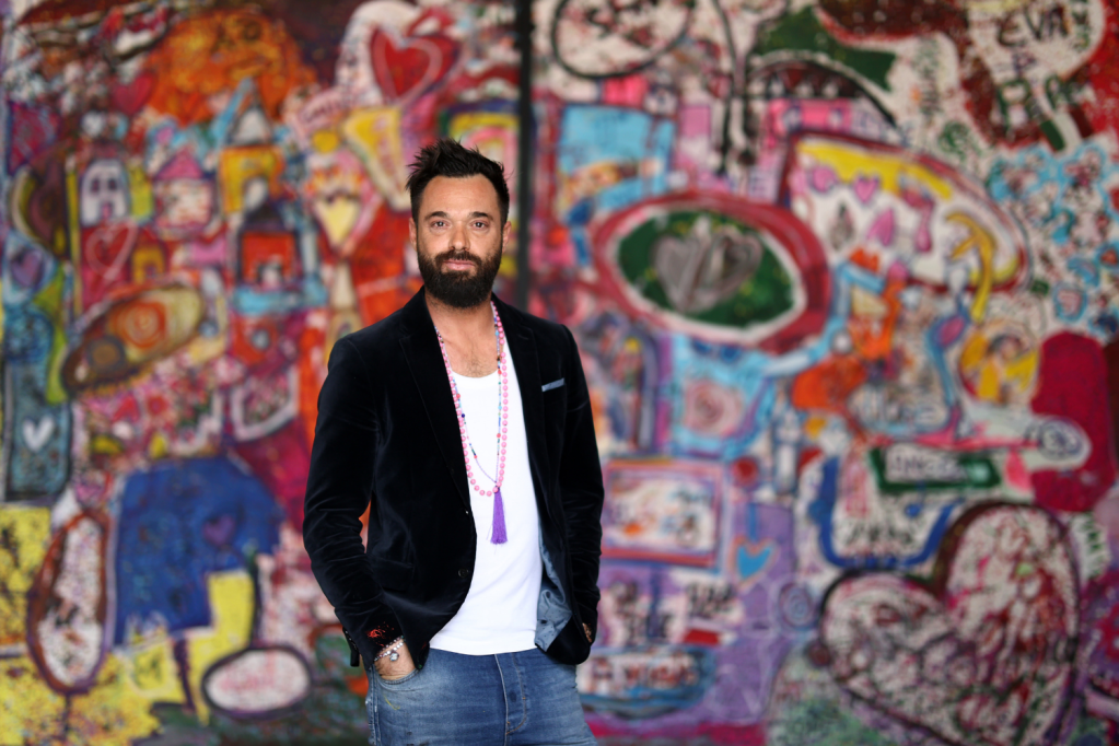 O artista inglês, Sacha Jafri, esperava ganhar 30 milhões de dólares com a pintura - mas arrematou o dobro do valor almejado
