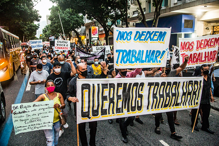 RESISTÊNCIA - Protesto no Rio: a restrição de atividades ainda é ponto polêmico no combate ao coronavírus -