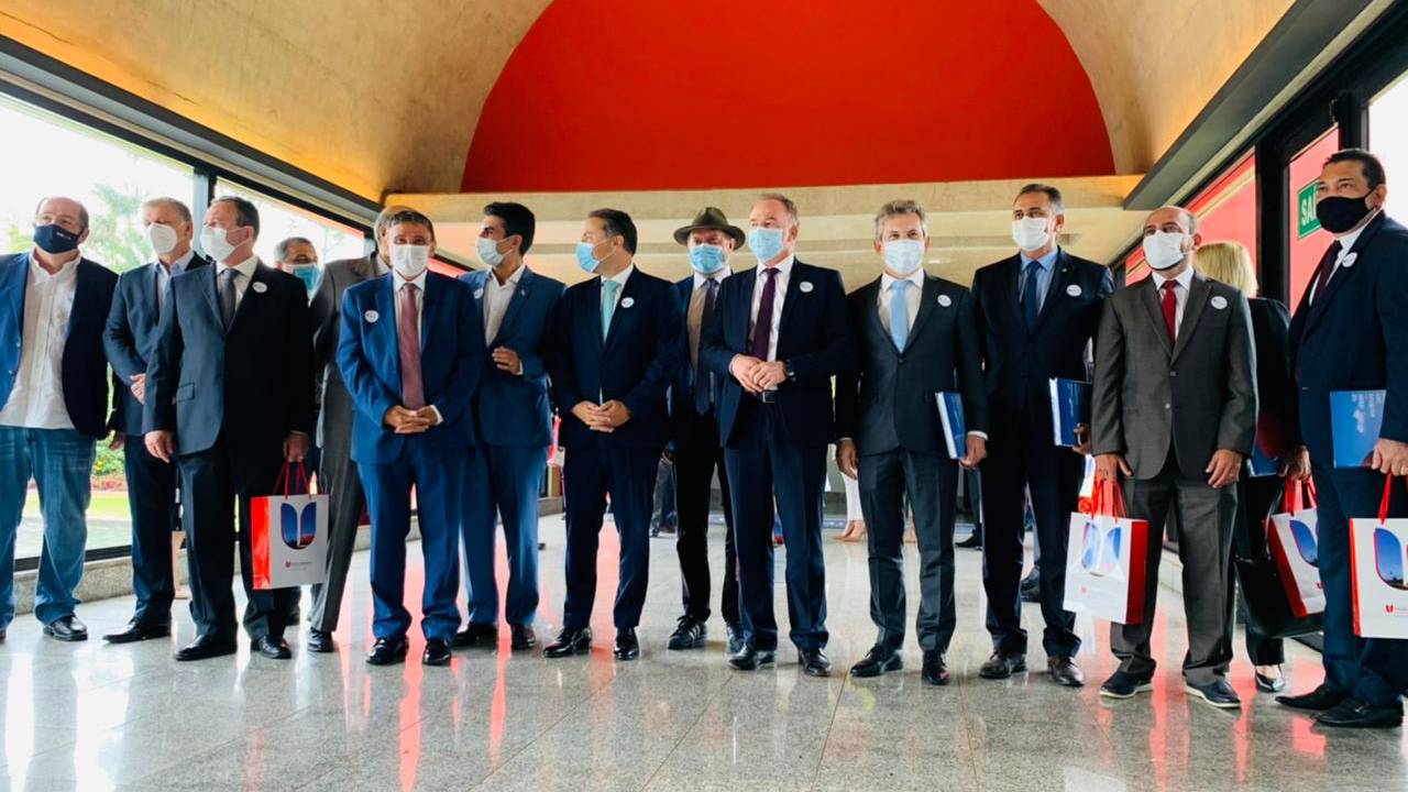 Governadores em visita a fábrica da União Química