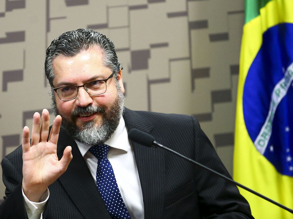 O esforço da CPI para manter Ernesto Araújo na realidade