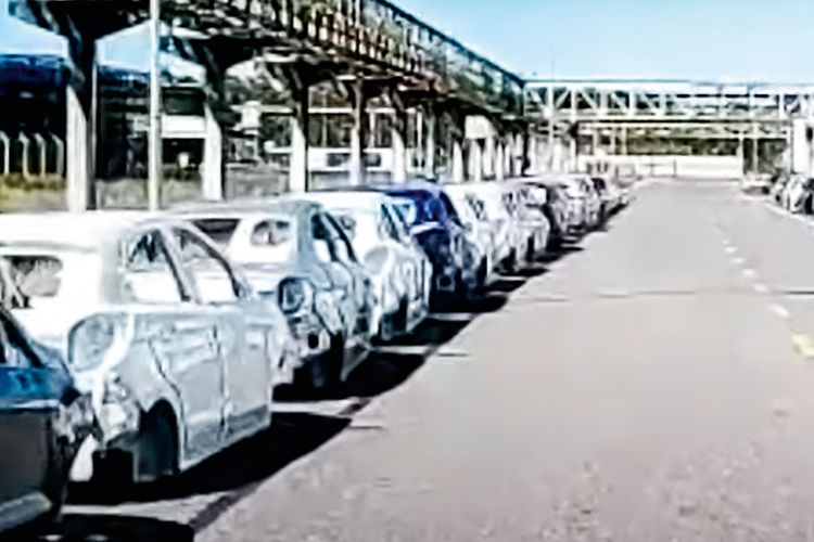 SUCATA - Fábrica da Ford em Camaçari: carcaças de veículos abandonadas -